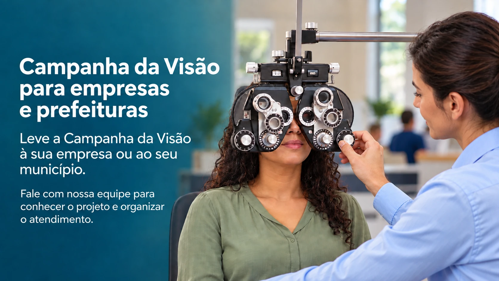 Imagem ilustrativa de uma médica ajustando o foróptero durante uma avaliação visual.